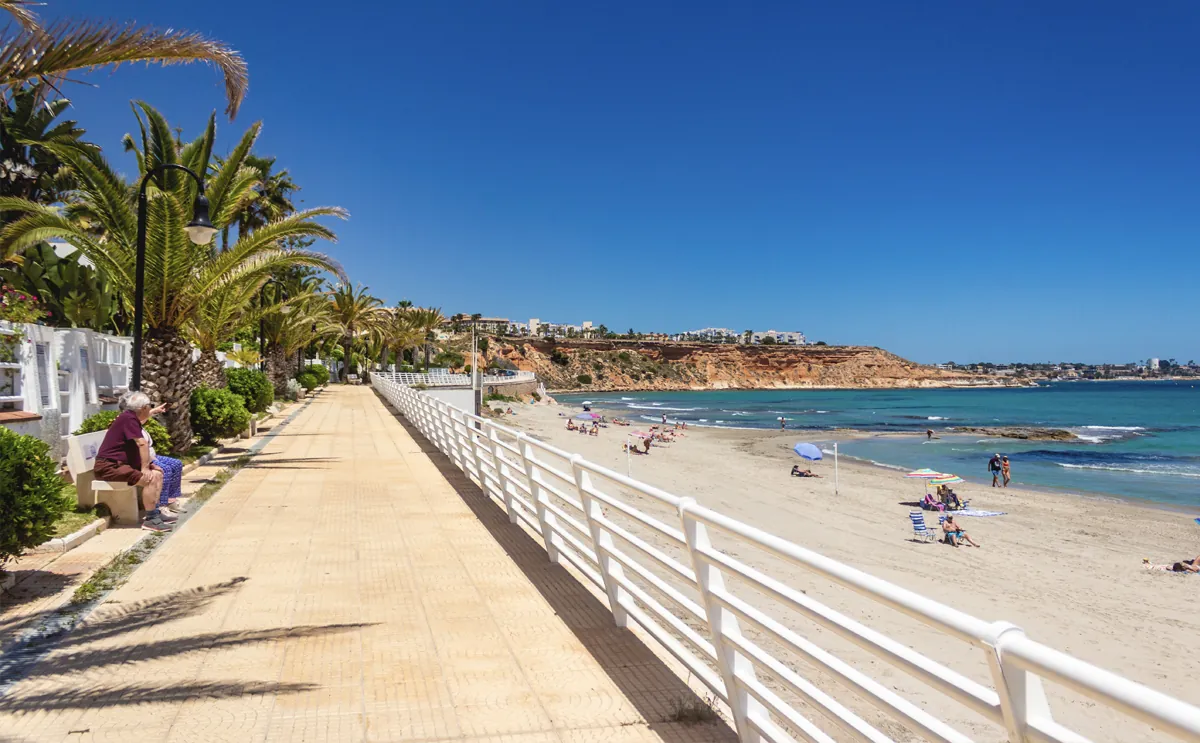 Strand Orihuela Costa — boulevard met palmbomen
