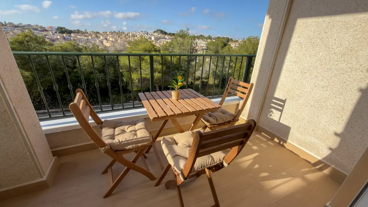 Balkon met uitzicht op groene omgeving