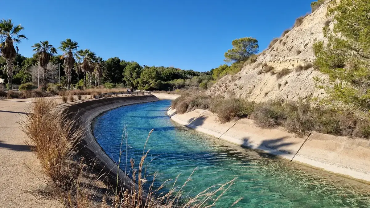 Natuur Orihuela Costa — kanaal met turquoise water en palmbomen